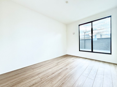 �Q�� �������V���v���ȋ�ԂŁA���[�t���x�b�h��f�X�N�ȂǁA���@�\�ȉƋ�����p���₷���ł�