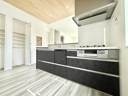 �L�b�`�� ��b���[�܂�ΖʃL�b�`���I�Ƒ��Ƃ̉�b���͂��݂܂�  