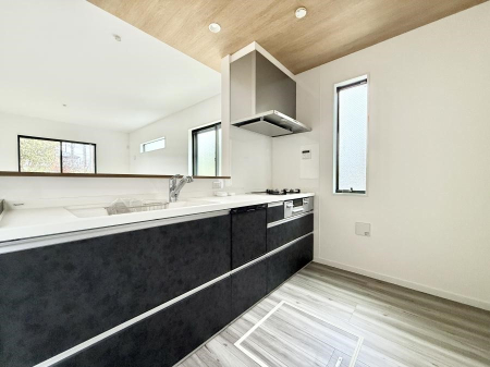 �L�b�`�� ����������̂ŁA���邳�ƊJ���������Ղ�ȃL�b�`���I  