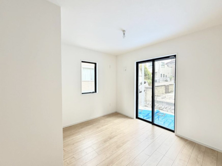 �Q�� �������V���v���ȋ�ԂŁA���[�t���x�b�h��f�X�N�ȂǁA���@�\�ȉƋ�����p���₷���ł�