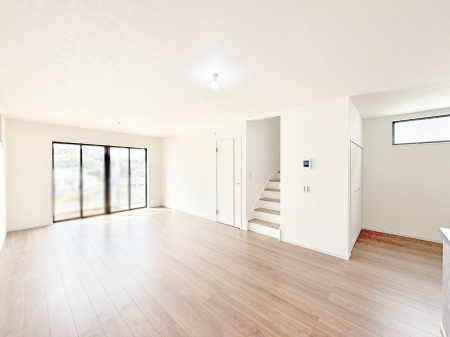 ���̑����� ���r���O�C���K�i�́A�Ƒ��̉�b�A��̊������������Ԃł��B  