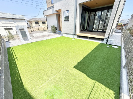 ���̑� �O�ρ���炵�ɏ�����^����A�΂��������ꂽ�Z�܂��ł�