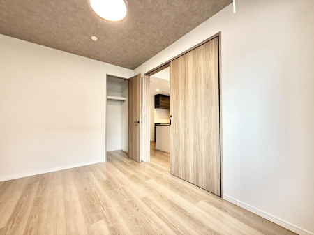 �Q�� ����