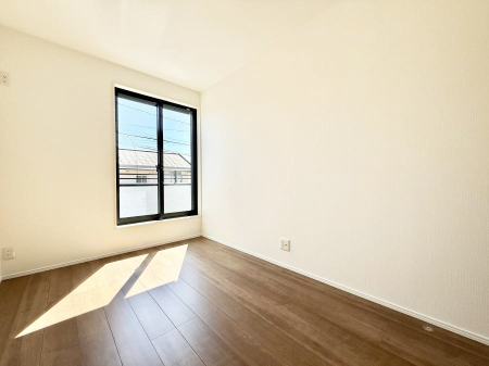 �Q�� �������V���v���ȋ�ԂŁA���[�t���x�b�h��f�X�N�ȂǁA���@�\�ȉƋ�����p���₷���ł�