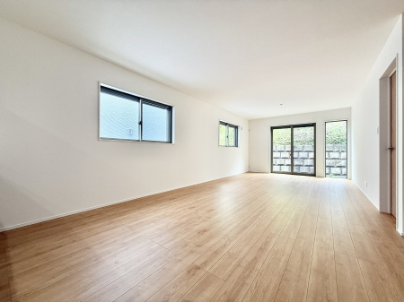 ���r���O 5����  �������������Ɠ��ʂɂ���A�e���̋��