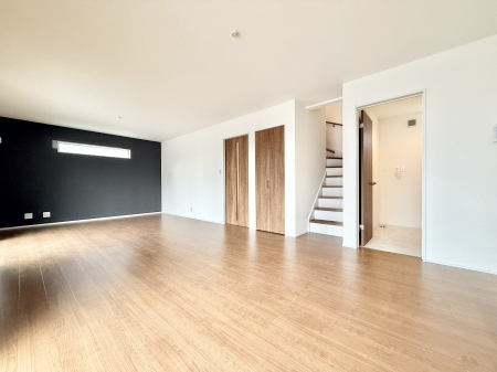 ���̑����� ���������r���O�C���K�i�́A�Ƒ��̉�b�A��̊������������Ԃł��B  